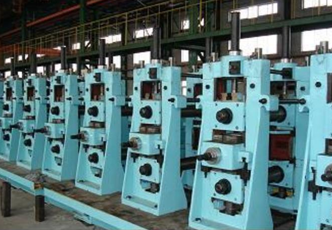 Устройство для прямой формовки трубы квадратного сечения